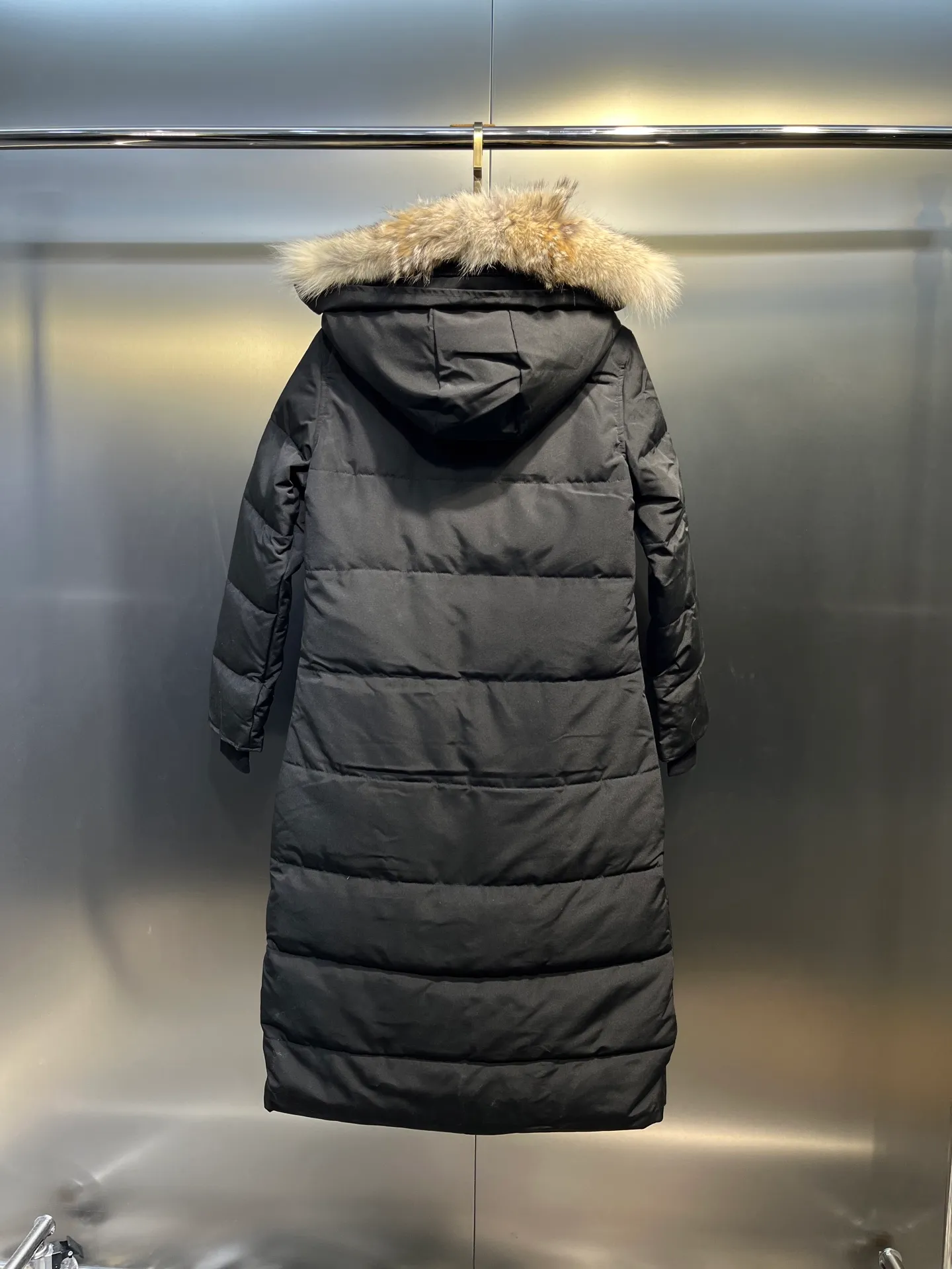 P860 Black) CANADA GOOSE Parka 22 styles ➖ Genuine synchronous anti-counterfeiting chip sensor! ➖ Imported 21-count polyester-cotton blended original fabric [last year’s 16-count/18-count hard fabrics have been completely eliminated, this year all use 21-count genuine synchronous fabrics, the soft mid-strap feels delicate and textured], genuine synchronous Feather-Light 10D waterproof coating fabric, made of 84.5 polyester fiber and 15.5 cotton, 100% the best feel in the entire network! ➖ The genuine official website is synchronized with the national standard 80 white duck down, you can check the official website customer service, there will never be a series of misleading claims such as 90 down or goose down! ➖ Using the best nylon lining with double double-layer sealing design, velvet-proof No. 7 needle + grid-filled down ready-made garments, there is 100% no so-called velvet running! ➖ The cuffs are designed with thickened seamless threads, and the collar and pockets are lined with top-quality polar fleece to keep you warm and comfortable! ➖ Yoshida YKK provides original custom-made electroplated sliders. YKK two-way lockable zippers are tight and smooth and will not peel off paint! ➖ 3M composite guarantees that the Velcro is the same as the original, durable, and all accessories and hardware are custom-made! ➖ Imported BEHRINGER embroidery machine to customize the 10,000-needle embroidery logo, 98% of which can be reproduced to restore the original logo. You can check and compare on the official website! ➖ The fur collars are all made of large pieces of Western Canadian blue wolf hide, ensuring that each fur collar is 13-15cm wide! size：xs-xl